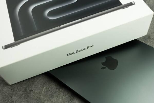 Apple MacBook Pro مقاس 16 بوصة M3 Pro، وحدة معالجة مركزية 12 نواة، ووحدة معالجة رسومات 18 نواة، وذاكرة وصول عشوائي 36 جيجابايت، ومحرك أقراص SSD سعة 1