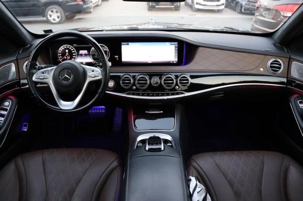 إيجار مرسيدس S-Class: قمة الرقي والراحة في انتظارك.