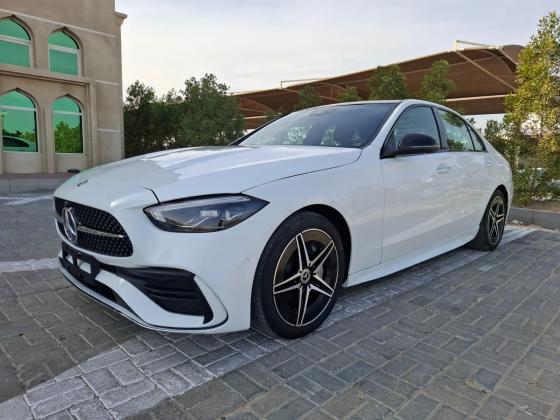 إيجار C300: التوازن المثالي بين الفخامة والأداء الشبابي المتقدّم.