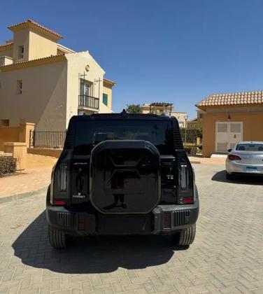 إيجار جيتور T2 بالسائق: سيارة الدفع الرباعي الفخمة لرحلات المطار المريحة.