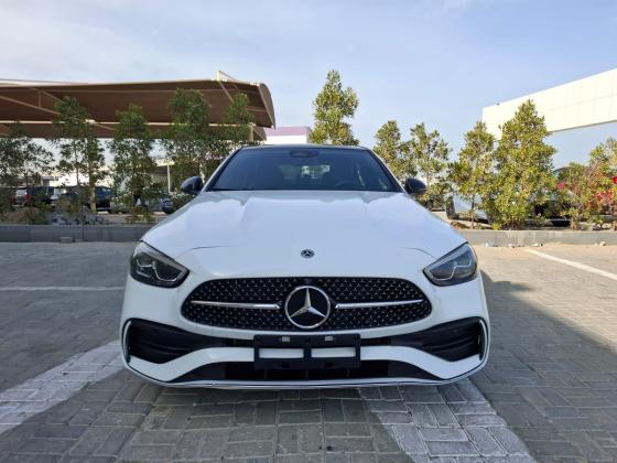 إيجار مرسيدس C300 بالسائق: أناقة الوصول إلى المطار بسعر تنافسي.