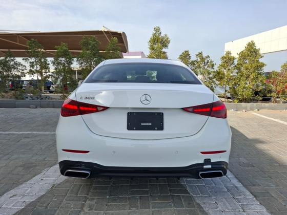 إيجار مرسيدس C300 بالسائق: أناقة الوصول إلى المطار بسعر تنافسي.