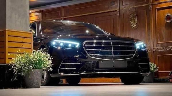 إيجار مرسيدس S500 بالسائق: وصول ملكي ومغادرة أنيقة لكل رحلات المطار.