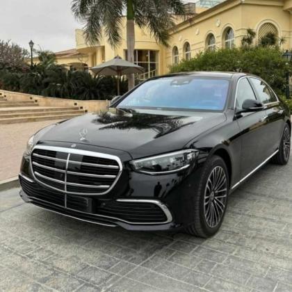 إيجار مرسيدس S500 بالسائق: وصول ملكي ومغادرة أنيقة لكل رحلات المطار.