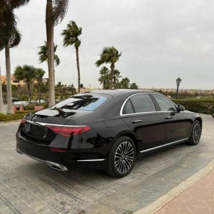 إيجار مرسيدس S500 بالسائق: وصول ملكي ومغادرة أنيقة لكل رحلات المطار.