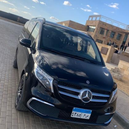 إيجار مرسيدس فيانو بالسائق لجولات سياحية مريحة وممتعة.