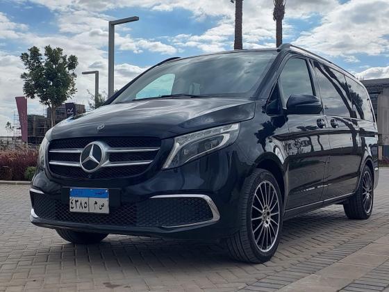 إيجار مرسيدس فيانو بالسائق لجولات سياحية مريحة وممتعة.