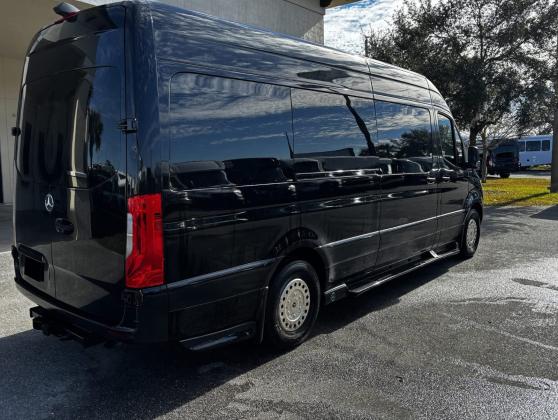 إيجار مرسيدس سبرنتر بالسائق لخدمة الشركات والوفود