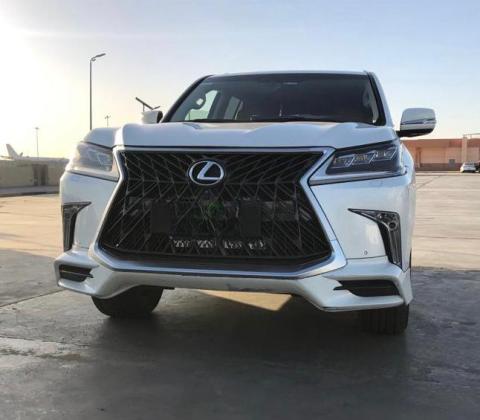 إيجار لكزس بالسائق لتأمين تنقلات سلسة ومترفة لكبار الزوار لديك.