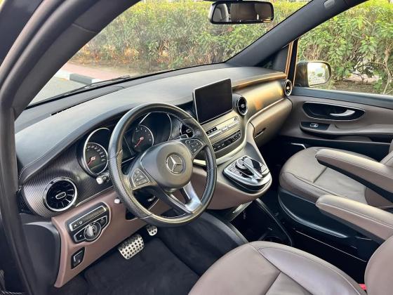 إيجار مرسيدس فيانو بالسائق... الأناقة والرحابة لكل المناسبات الرسمية.