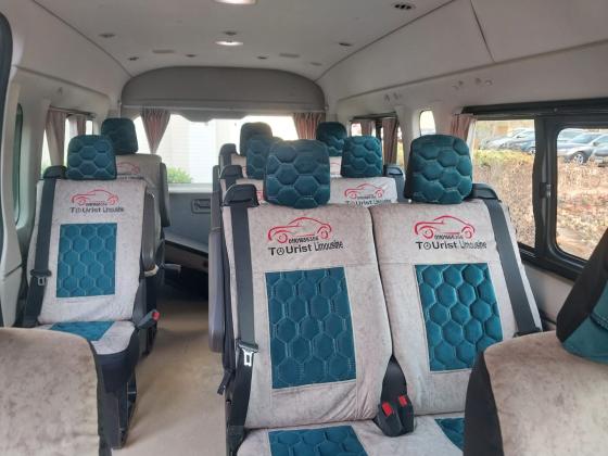 احجز تويوتا هايس الآن: رحلة مريحة وآمنة لجميع أفراد عائلتك بالسائق!