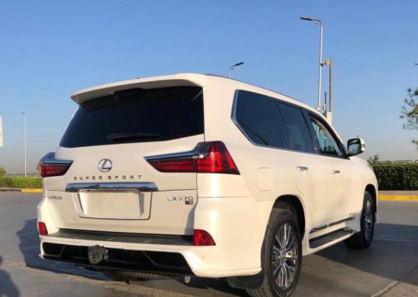 احجز لكزس 570 الأسطورية، قمة الفخامة في خدمة رجال الأعمال مع السائق الخاص.