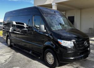 احجز فان مرسيدس سبرنتر العملاق: الحل الأمثل لنقل الأعد