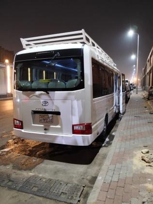 إيجار تويوتا كوستر بالسائق: لرحلات استقبال وتوديع المطار الجماعية بأعلى مستويات الراحة.