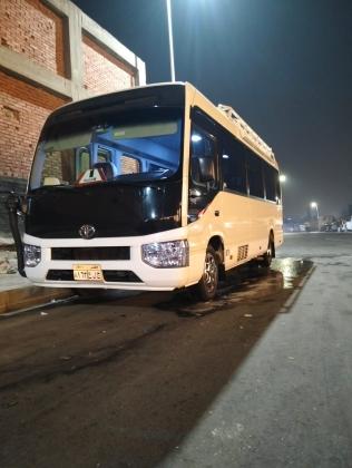 إيجار تويوتا كوستر لرحلات شتاء لا تُنسى في كل المحافظات بالسائق الخبير.