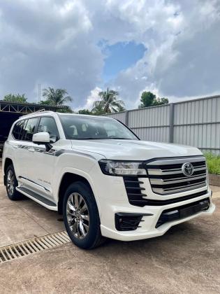 إيجار تويوتا لاندكروزر بالسائق: وصول فاخر وموثوق إلى المطار في أي وقت.