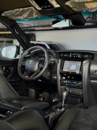 إيجار تويوتا فورتشنر بالسائق بأقوى خصومات رأس السنة للرحلات العائلية.