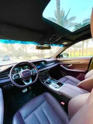 إيجار جيتور X90 الفسيحة بالسائق: الرفاهية التي تستحقها بأسعار منافسة.