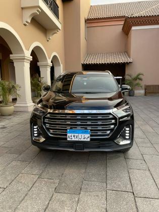 إيجار جيتور X90 بالسائق لاستقبال المطار الفاخر مع توفير في السعر.