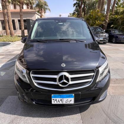 إيجار مرسيدس فيانو بالسائق... احجز سيارتك الآن واستمتع بخدمة النقل الأمثل.