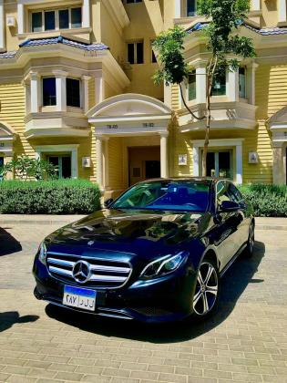 إيجار مرسيدس E200 بالسائق: الخدمة الأكثر رقيًا لزيارة المعالم السياحية براحة تامة.