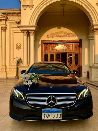 إيجار مرسيدس E200 بالسائق: الخدمة الأكثر رقيًا لزيارة المعالم السياحية براحة تامة.