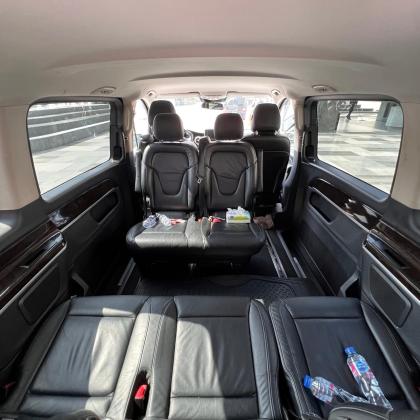 إيجار مرسيدس فيانو العائلية والعملية بالسائق والمطار - مساحة رحبة وراحة فائقة.