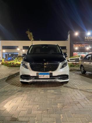 إيجار مرسيدس فيانو بالسائق لاستقبال العائلات مع كامل الحقائب من المطار بسهولة.