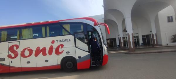 إيجار مرسيدس باص 50 راكب بالسائق لنقل الأفواج السياحية الضخمة من صالة المطار.