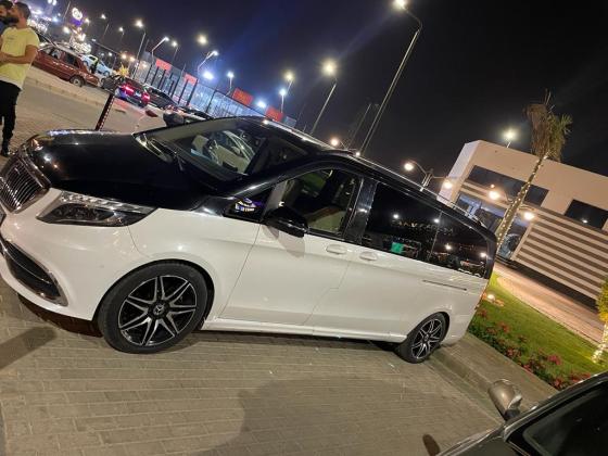 إيجار مرسيدس V250 بالسائق لجولات داخل القاهرة مع خدمة تسفير مجانية.