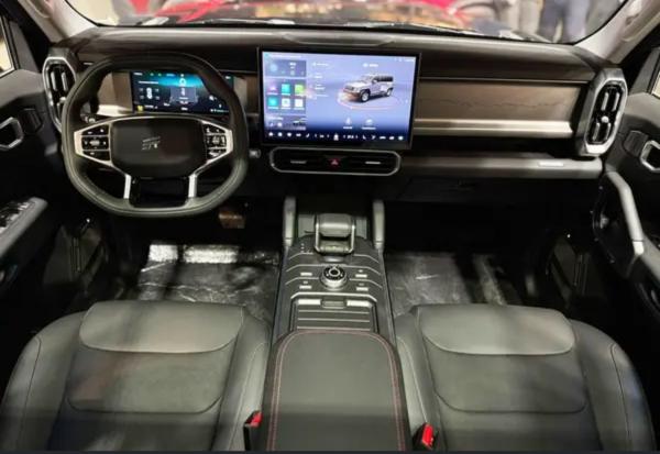 ايجار جيتور T2 الجديدة كلياً بالسائق لخدمة ليموزين مطار القاهرة المغامر.