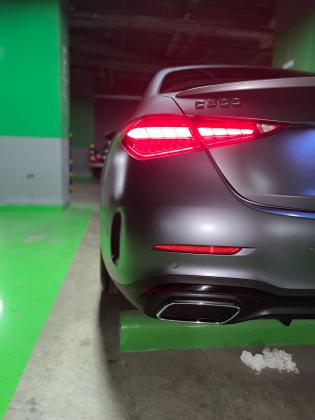 ايجار مرسيدس C300 فخمة بالسائق لخدمة جولات كبار الزوار التنفيذية.