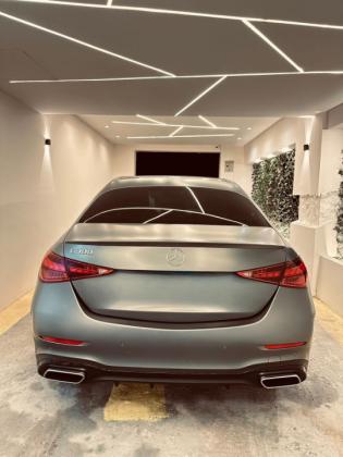 ايجار مرسيدس C300 فخمة بالسائق لخدمة جولات كبار الزوار التنفيذية.