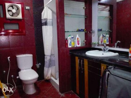 غرفة راقية بحمام خاص للإيجار بموقع متميز في ميدان الحصري بـ6 أكتوبر