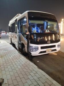 إيجار تويوتا كوستر بالسائق: لرحلات استقبال وتوديع المط