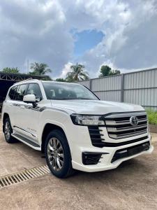 ايجار لاندكروزر الفخامة والقوة بالسائق لخدمة ليموزين 