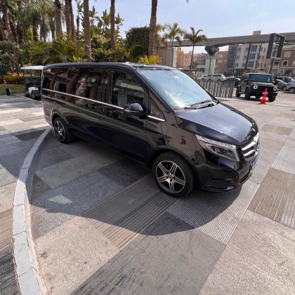 احجز الآن مرسيدس فيانو الفاخرة بالسائق لتجربة انتقال من المطار تجمع بين الرفاهية والرحابة.