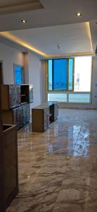 عدد 2 محل تجاري تحت برج فندقي امام بوابه مراسي3 مساحة 190 �